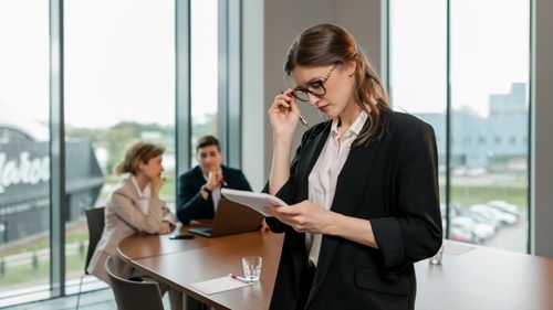 Proiect de HG: Bursele în străinătate pentru studii de masterat, doctorat, stagii postdoctorale și de cercetare vor fi de cel puțin 1.000 de euro pe lună și vor fi acordate anual prin concurs organizat la nivel național