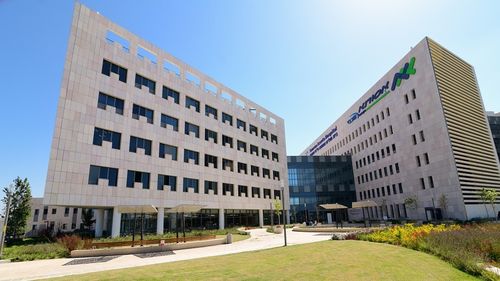 Persoanele mai în vârstă, cu comorbidități, au un risc mai mare de a contracta coronavirus și de a dezvolta simptome severe de COVID-19 chiar și după vaccinarea completă, potrivit unui prim studiu efectuat în Israel