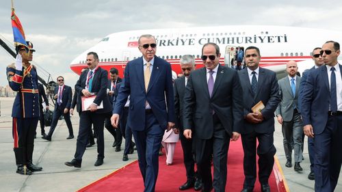 VIDEO Erdogan sosește în Egipt pentru prima dată din 2012, un pas important în direcția consolidării relațiilor bilaterale / Discuțiile cu el-Sisi se vor concentra pe ofensiva Israelului în Gaza