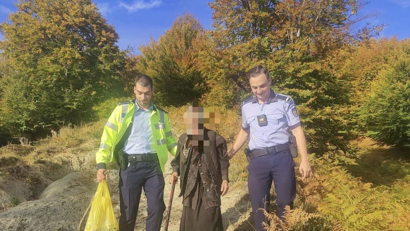 O bătrână a fost salvată de polițiști după ce aceasta a fost apelată întâmplător de operatorul unui call-center de la o telefonie mobilă care a înțeles că femeia se rătăcise