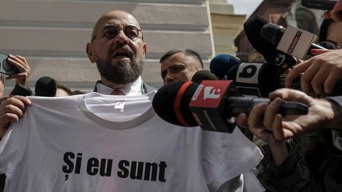 Piedone, reacție furioasă și plină de majuscule la bannerul lui Nicușor Dan cu usturoiul: Nu există mici fără usturoi, leneșule habarnist! Usturoiul bucură masa și disperă neamurile voastre de strigoi!