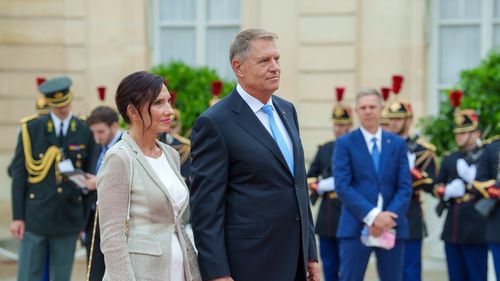 Președintele Iohannis și-a decorat cu cel mai mare grad liceul la care a predat și unde și-a blocat postul timp de 27 de ani. Tot cu grad de Mare Ofițer a decorat și colegiul la care predă soția lui