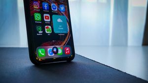 Apple va plăti 250 de milioane de dolari pentru că a întârziat lansarea asistentului „Siri îmbunătățit cu AI
