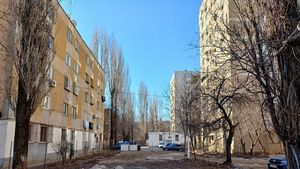Mai mulți locuitori din Sectorul 5, indignați de faptul că între blocurile lor, pe un fost spațiu verde pe sub care trec mai multe rețele de utilități, Asociația Partida Romilor vrea să construiască un bloc P+4