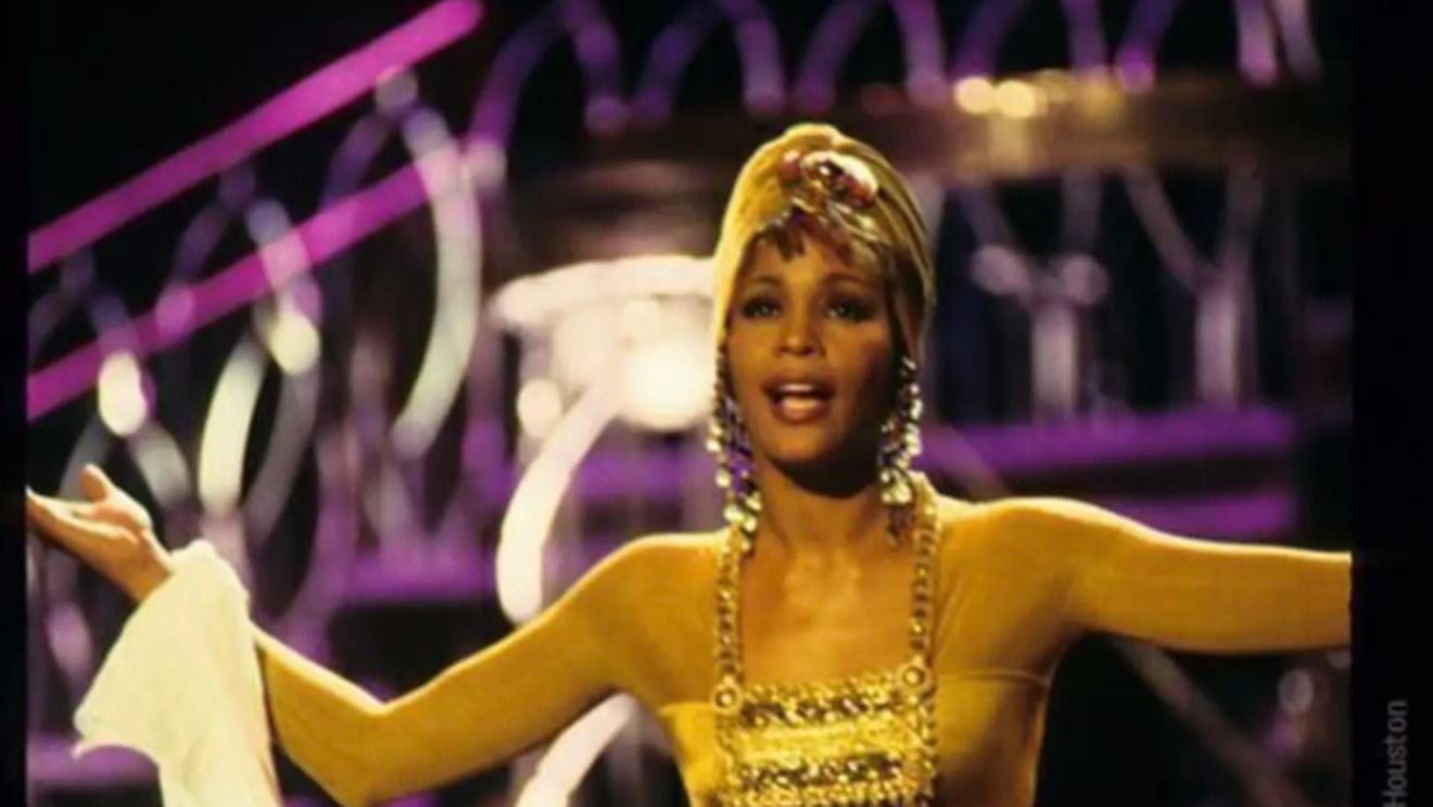 Fundația Whitney Houston scoate la licitație peste 24 de obiecte de modă și memorabilia