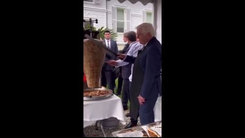 VIDEO Preşedintele Steinmeier i-a enervat pe turcii din Germania după ce la Istanbul a tăiat el însuşi un kebab / A adus 60 kg de carne special de la Berlin și mărturisește că are o slăbiciune pentru acest fel de mâncare