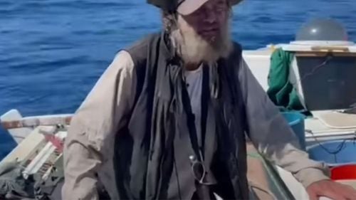 Naufragiatul australian Timothy Shaddock, salvat în Pacific, i-a dăruit câinele cu care a petrecut două luni căpitanului care i-a salvat viaţa