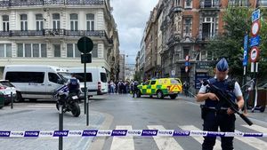 O camionetă a lovit terasa unei cafenele din Bruxelles. Șase persoane au fost rănite ușor. Șoferul a fugit de la locul incidentului
