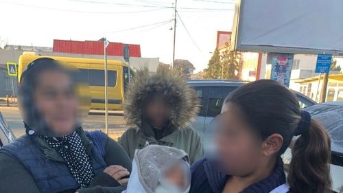 O femeie din Cluj și-a scos la cerșit nou-născutul, la -5 grade Celsius, pe o stradă din Bistrița / Mama a fost amendată, iar autoritățile promit o anchetă socială