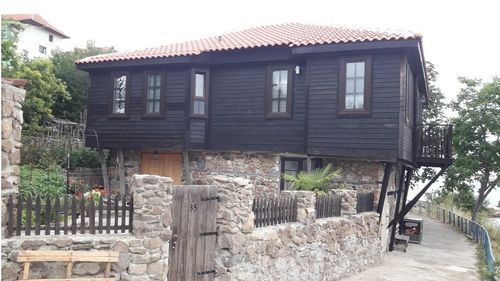 Mii de bulgari își oferă gratuit casele de la țară pentru a-și apăra proprietatea de hoți și pentru a le fi îngrijită curtea / Casele sunt cumpărate în special de familii tinere ca loc de refugiu la maxim 25-30 km de oraș