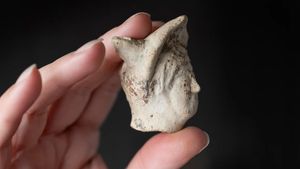 Descoperirea unui cap de lut rar, vechi de 2.000 de ani, dezvăluie o așezare romană în Anglia necunoscută până acum