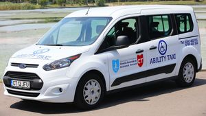 O mașină special adaptată pentru persoanele cu dizabilități locomotorii, pusă la dispoziție gratuit de Primăria Constanța