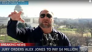 Elon Musk a reactivat contul conspiraţionistului de extremă dreapta Alex Jones pe reţeaua de socializare X
