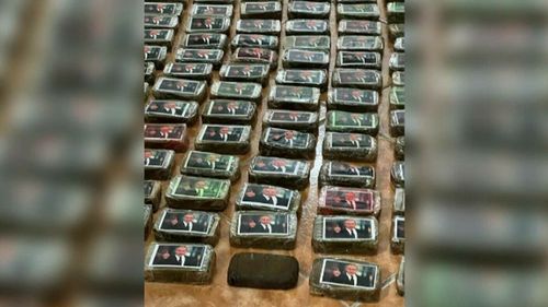Zeci de pachete suspecte cu fața lui Vladimir Putin, confiscate în Iași. Ce conțineau
