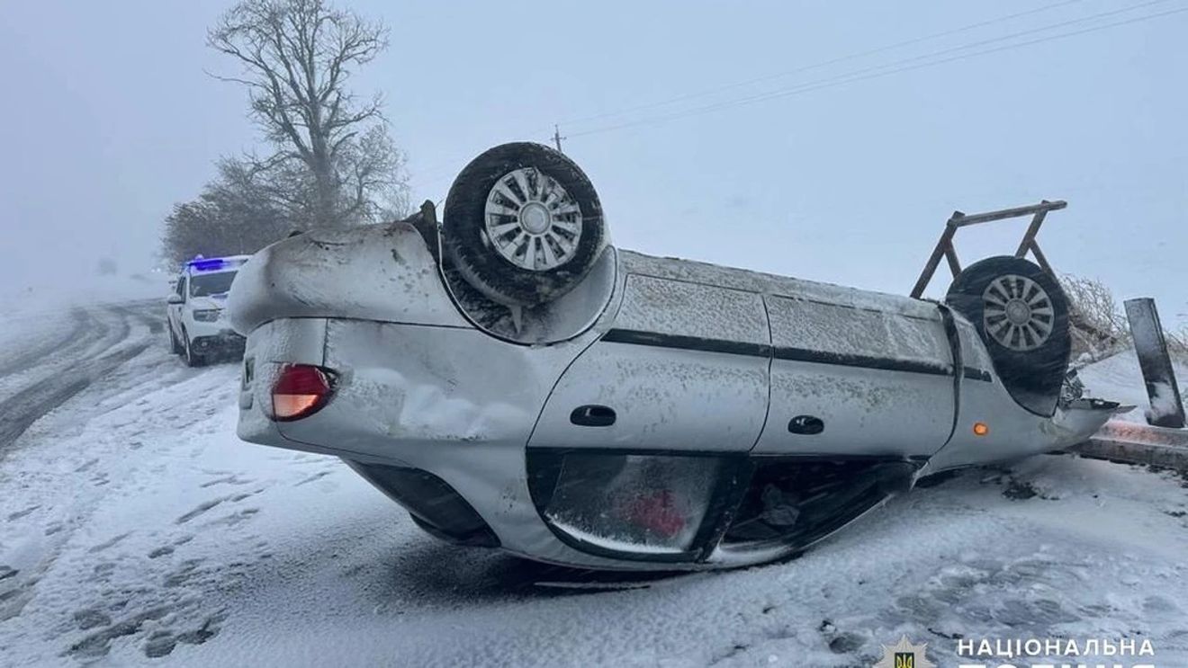 Viscolul a lovit și Ucraina: Peste 2000 de localități fără curent, autostrăzi închise, s-a rupt cel mai mare drapel al țării / Zeci de mii de soldați sunt pe front