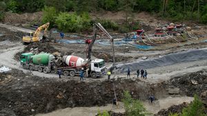 Situaţia de la Salina Praid, generată de creşterea bruscă a nivelului părâului Corund, de la 6 mc/s la 60 de mc/s / Regularizarea părâului, începută în 2012, nu a fost finalizată / Lucrările executate în regim de urgenţă în 2024 – 2025 nu au făcut faţă