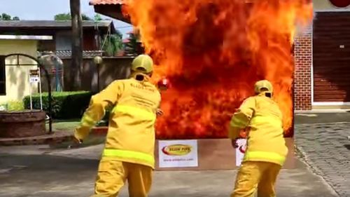 VIDEO Nicușor Dan anunţă achiziţionarea a peste 3.700 de bile extinctoare pentru cele 19 spitale din subordinea instituţiei/ Bilele se autoactivează în contact cu flacăra deschisă şi sting focul