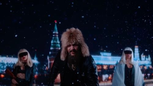 Dani Mocanu lansează o manea cu titlul "Rusia" care preia unul dintre principalele narative anti-LGBT de susținere a lui Georgescu: “Mai bine rus decât pe dos”