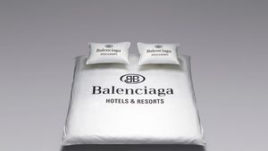 Directorul artistic al casei Balenciaga şi-a cerut scuze personal după o campanie de promovare în care au fost implicaţi copii şi accesorii cu conotaţie sexuală