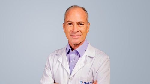 Dr. Petre Neagoe, ortoped pediatru cu experiență în Franța, tratează la MedLife Humanitas din Cluj cazuri complexe de scolioză: „Copiii cu dizabilități au nevoie de soluții adaptate creșterii lor