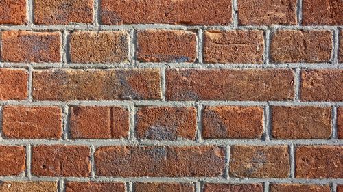 Toate ferestrele de la toaletele unei școli din județul Arad au fost zidite pentru a se primi avizul ISU la centrala termică, instalată într-o anexă lipită de clădire