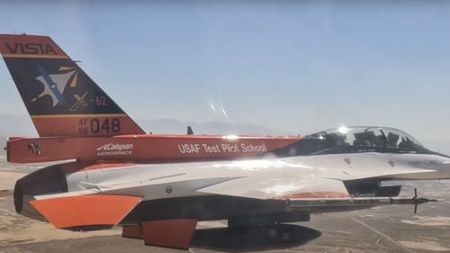 Un avion F-16 condus de inteligență artificială a efectuat primul test de luptă aeriană în fața unui pilot uman