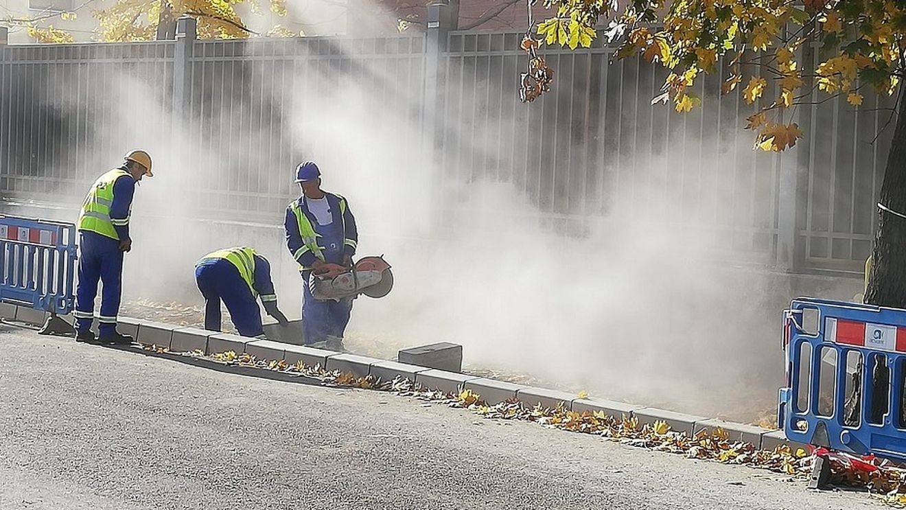VIDEO Cum e poluat Bucureștiul chiar de Primăria Generală și primăriile de sector. Nori de praf și utilaje murdare pe străzile Capitalei