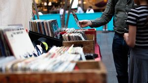 Discurile de vinil, vândute mai bine decât CD-urile în SUA pentru prima dată în ultimii 36 de ani / A fost al 16-lea an consecutiv de creștere a vinilurilor / Peste 80 la sută din veniturile industriei muzicale vin, însă, din streaming