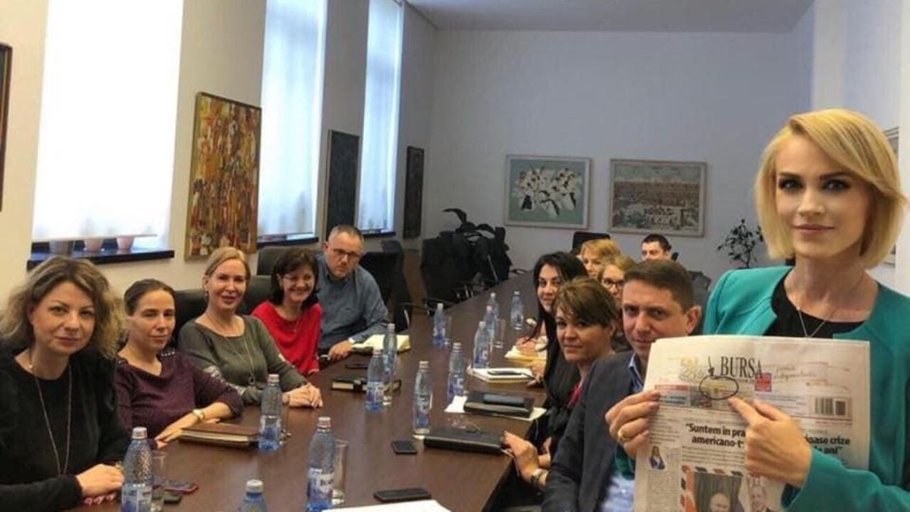 Gabriela Firea dezminte zvonurile despre demisie și publică o fotografie cu un ziar de azi