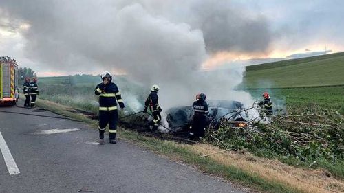 Un tânăr a fost carbonizat după ce maşina în care se afla a lovit un copac, apoi s-a răsturnat şi a luat foc/ Alte două persoane sunt rănite