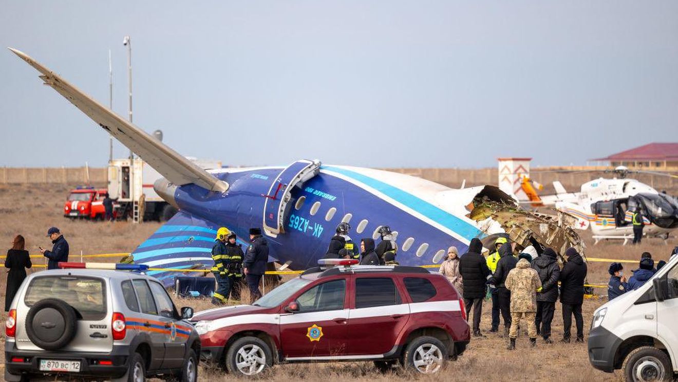 VIDEO Azerbaidjanul îşi plânge morţii într-o zi de doliu naţional. Anchetă în desfăşurare după prăbuşirea unui avion azer în Kazahstan