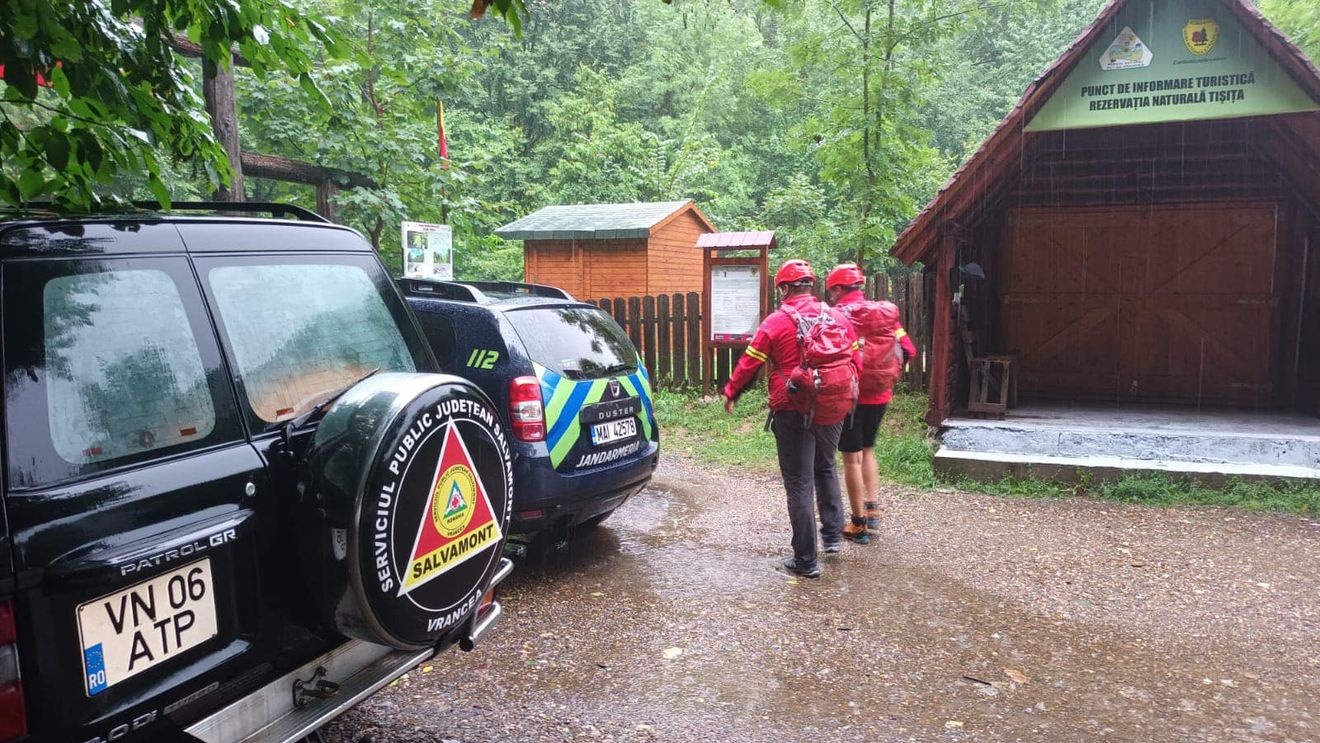 Vrancea: Operaţiune de salvare a două persoane care au plecat încă de sâmbătă din locul de cazare şi nu au mai revenit / Turiştii sunt în stare bună, dar sunt izolaţi din cauza apelor