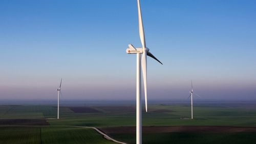 Producție mare în eoliene. Vântul puternic trimite cantități record de energie ieftină la export