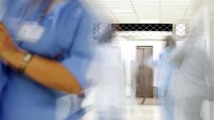 Fost polițist cu cancer, refuzat la decontare după o operație de 75.000 de lei la privat / I se reproșează că nu s-a dus la un spital public / Două instanțe și-au declinat competența