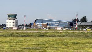 Zeci de mașini cu număr de Ucraina sunt abandonate în parcarea Aeroportului Suceava / ”Trebuie să găsim niște formule să extindem suprafața de parcări”