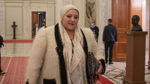 Diana Șoșoacă, amendată pentru că nu a purtat mască în Parlament. Sesizarea a fost făcută de o altă senatoare de la PNL, care a sunat la 112 chiar în timpul ședinței de plen