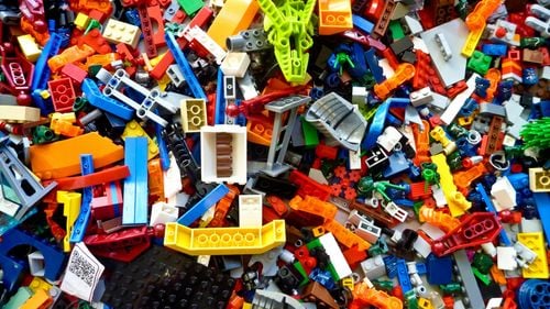 Gata cu jucăriile împrăștiate: 9 sfaturi pentru a-i învăța pe copii să facă ordine