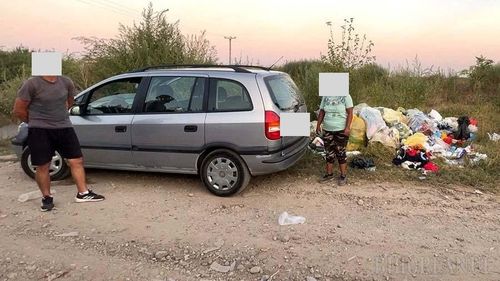 Furt de gunoaie: Doi soți au fost amendați cu 60 de mii de lei și deposedați de mașină după ce luau deșeurile unor bihoreni / Scoteau PET-uri, dozele și sticlele pentru bani și aruncau resturile pe câmp