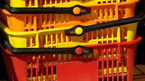 Coșurile de cumpărături ar putea fi interzise în supermarketurile din București care au și alte soluții pentru clienți. O decizie va fi luată vineri