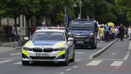 FOTO Poliția, cu BMW de la prietenul lui Iohannis la marșul profesorilor