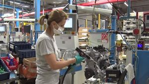 VIDEO Ce măsuri de protecție și distanțare a luat Dacia pentru muncitorii care au revenit la lucru începând de azi