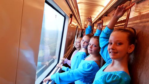 Mai multe sportive din Timișoara care mergeau la un concurs în București s-au antrenat pe culoarul trenului din cauza unei întârzieri de 7 ore. Fetele au intrat printre ultimele în concurs, dar au reușit să câștige premii