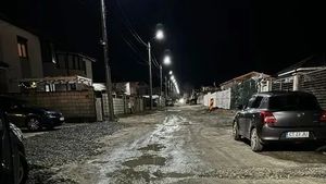 Locuitorii unui cartier din Mangalia apelează la instanță ca să oblige autoritățile locale să le asfalteze străzile / „Suntem sufocați de gropile care ne distrug mașinile” / Primarul ales e acuzat de luare de mită și e suspendat din funcție