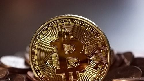 Bitcoin doboară recordul istoric și trece de pragul de 69.000 de dolari