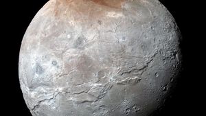 Charon, luna înghețată a lui Pluto, ar fi avut un ocean subteran și vulcani de gheață