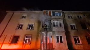 Incendiu într-un bloc din Medgidia / 5 persoane au ajuns la spital / Toți locatarii au fost evacuați
