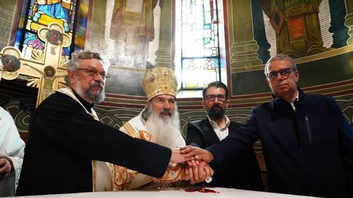 ÎPS Teodosie, primarul PNL al Constanței Vergil Chițac și fostul primar PSD Decebal Făgădău, cu mâinile împreunate la sfințirea unei biserici