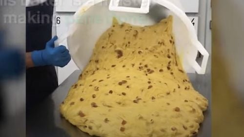 Panettone în valoare de 700.000 de euro, acoperit cu aur și diamante, oferit ca dar de nuntă, în India