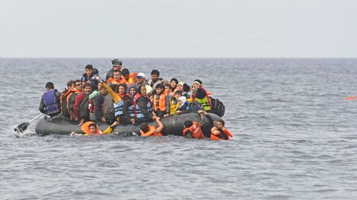 Garda de Coastă greacă a salvat 52 de migranţi în Mareea Egee / Un băiat este dat dispărut