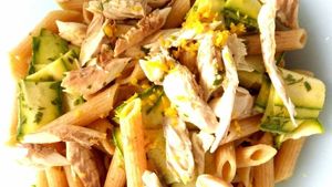 Pastele de vineri seara. Salată de paste reci cu dovlecei cruzi marinați, file de macrou din conservă și, opțional, boabe de fasole, cu lămâie din belșug și ierburi aromatice